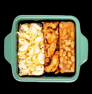 Mac and cheese, pulled pork and beans in a mint dish